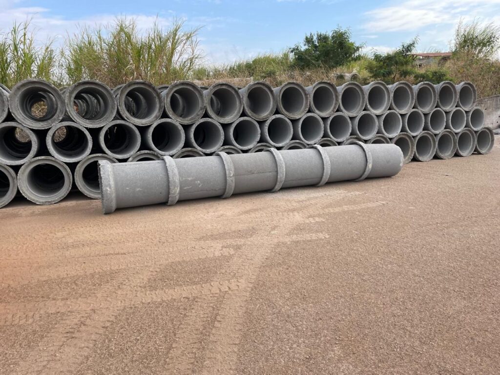 Tubos de concreto em um campo de areia, da fortubos